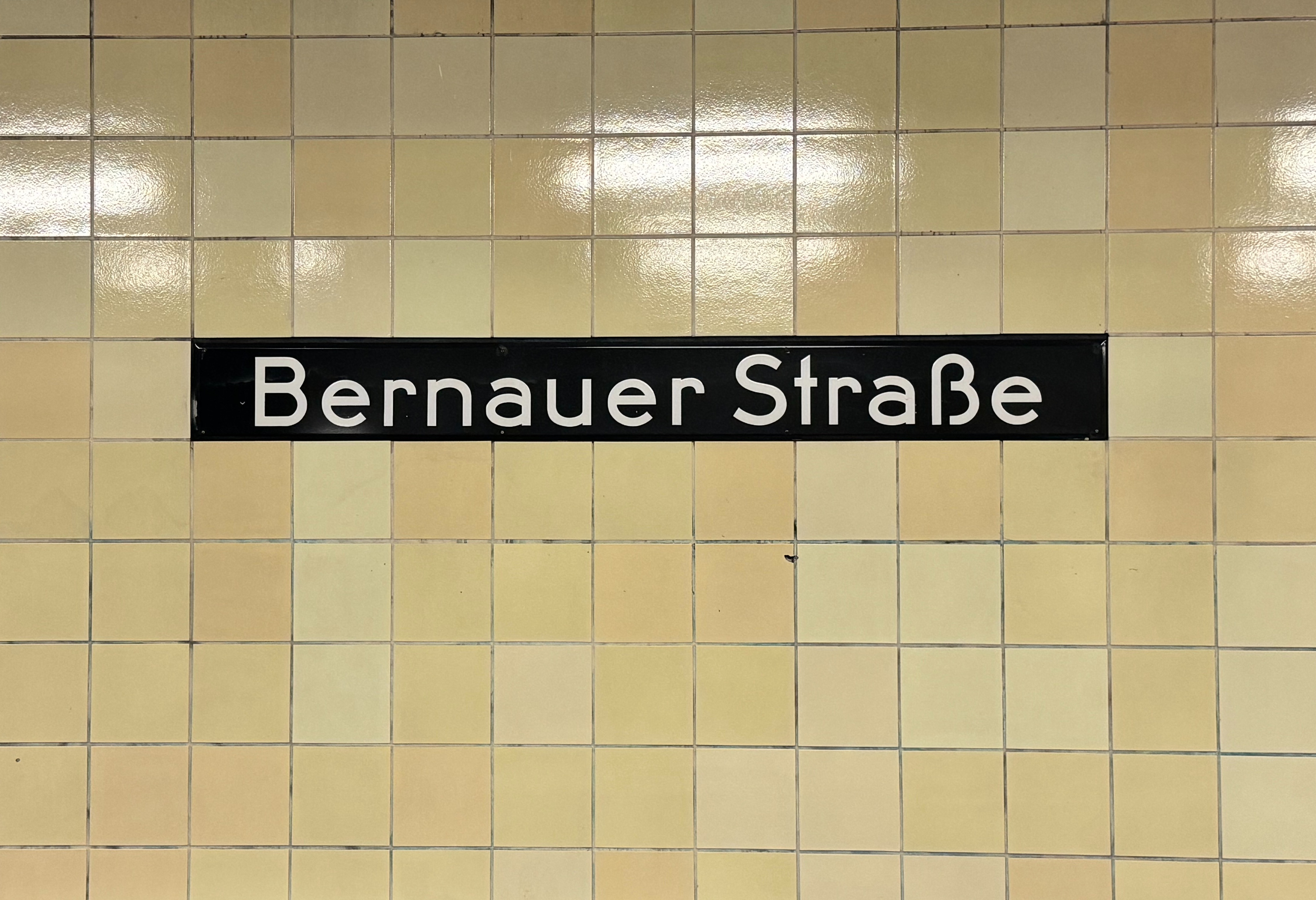 Wir sitzen direkt an der U-Bahn Haltestelle Bernauer Straße, in historischer Umgebung, nahe an der ehemaligen Berliner Mauer im Bezirk Mitte.